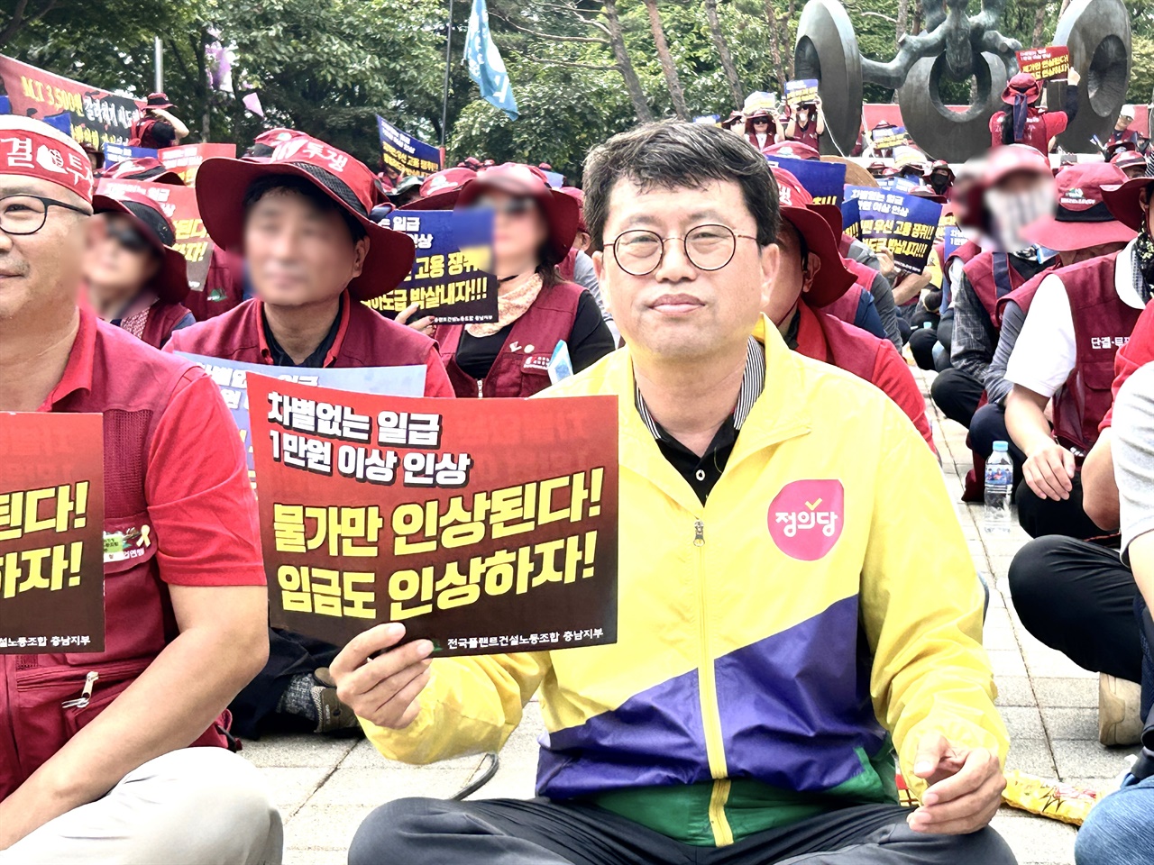  정의당 서산태안위원회와 신현웅(사진, 가운데) 위원장장은 플랜트노조 충남지부 천막농성 당시부터 지금까지 연대해 오고 있다. 