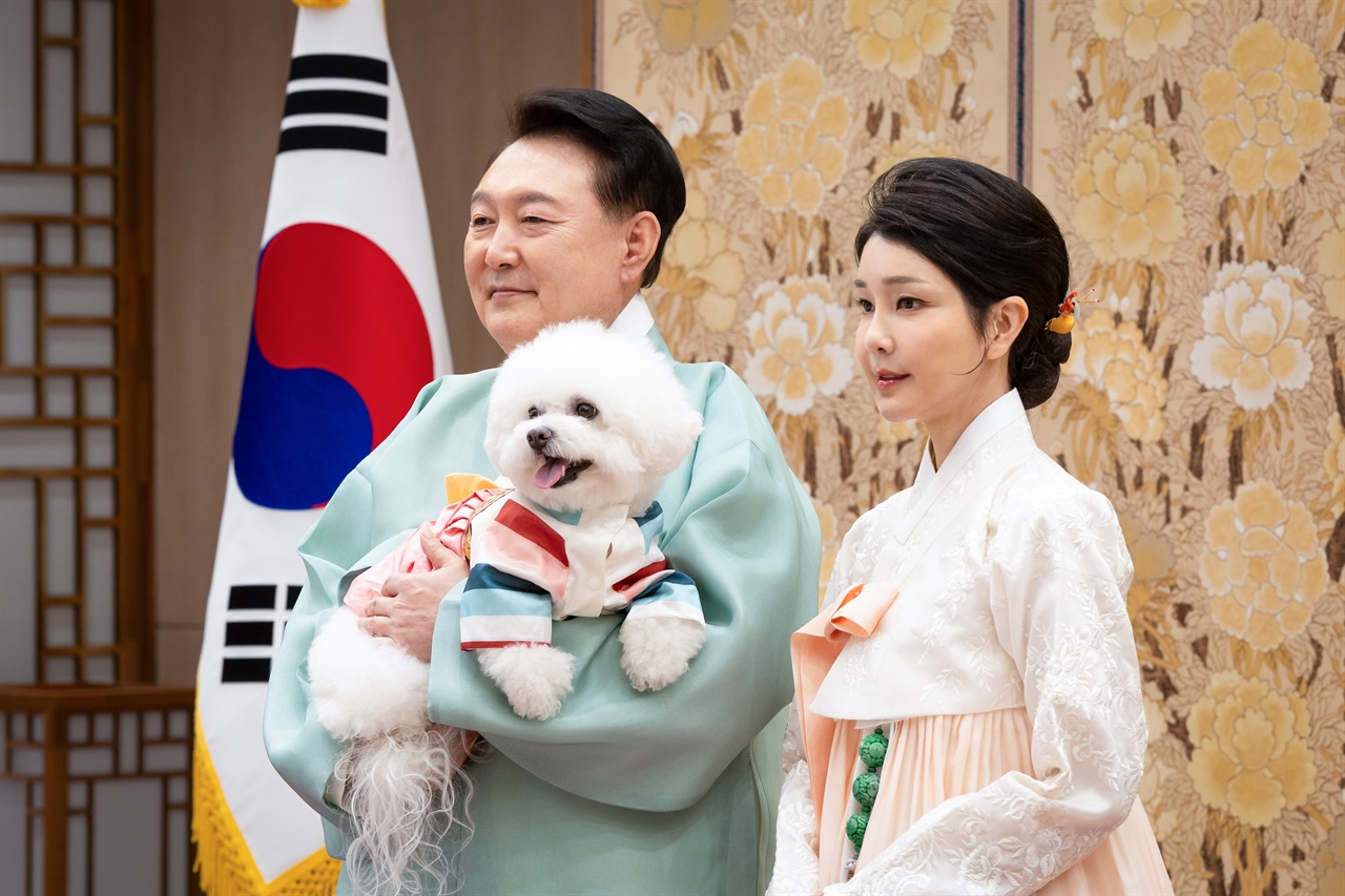  윤석열 대통령과 부인 김건희 여사가 한가위 명절 인사를 전하는 모습