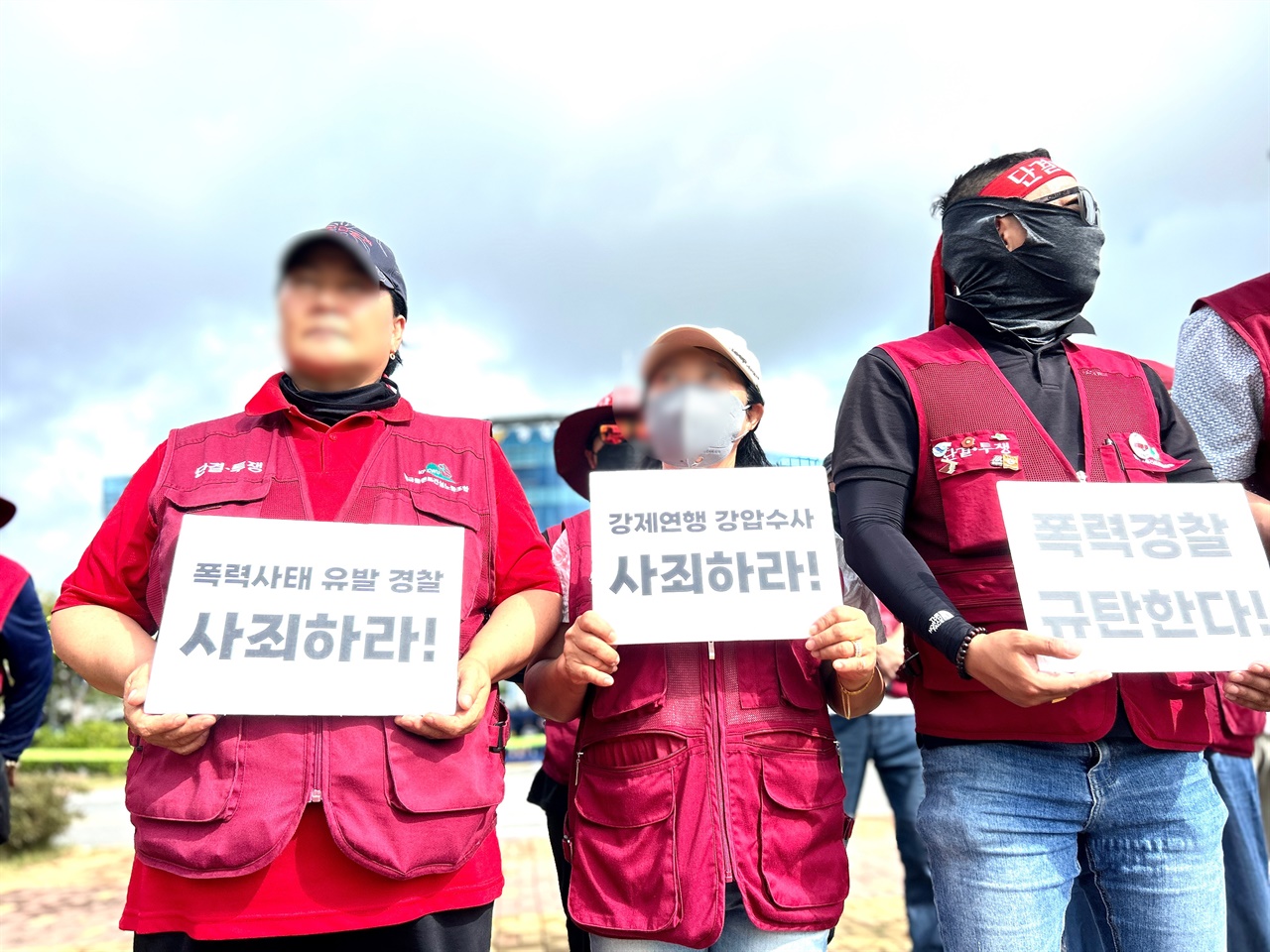  민주노총 세종충남지역본부가 14일 충남경찰청 앞에서 강제 연행된 플랜트 노동자들의 즉각 석방을 촉구했다.