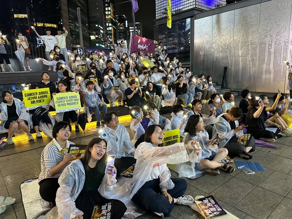  13일 강남역 10번 출구에서 열린 딥페이크 성범죄 집회에 모인 시민들이 소녀시대의 ‘다시 만난 세계’를 함께 부르며 연대하고 있다.