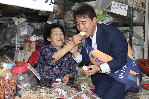  송순호 민주당 경남도당 위원장, 마산역 새벽시장 찾아