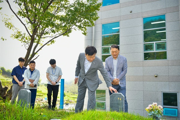 여순사건 희생자 묘비를 쓰다듬는 정기명 시장 여순사건 희생자 묘에 참배한 뒤 묘비를 쓰다듬는 정 시장