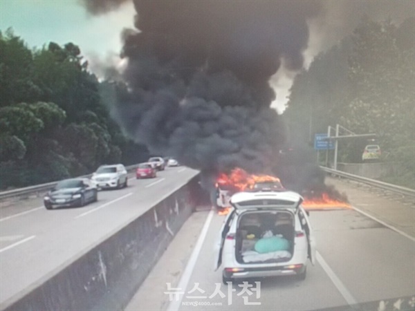  본격적인 추석 귀성길이 시작된 15일, 남해고속도로 축동IC 인근(축동에서 순천방향, 사천시 축동면 탑리 941-1)에서 4중 추돌 사고가 발생했다. 이 사고로 차량 2대가 전소되고, 한동안 극심한 정체를 빚었다.(사진=경남소방본부)