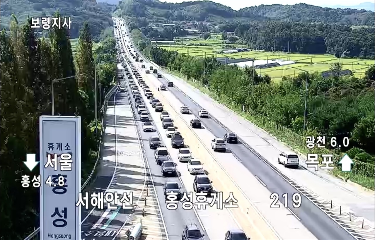  한국도로공사에 따르면 서해안고속도로 홍성휴게소에서 해미 나들목까지 정체를 빚고 있으며, 당진에서 서해대교 구간도 마찬가지로 심한 정체가 이어지고 있다.