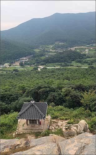 동천석실의 침실 동천석실의 침실 전각이다. 한평짜리 침실에는 구들이 놓여있어 겨울에도 머물수 있도록 해놓았다. 멀리 산아래 건너편에 살림집인 낙서재와 곡수당 등이 있다.