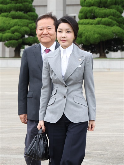  김건희 여사가 19일 성남 서울공항에서 윤석열 대통령의 체코 공식 방문에 동행하며 대통령 전용기인 공군 1호기로 향하고 있다.