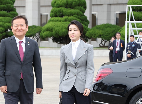  김건희 여사가 19일 성남 서울공항에서 윤석열 대통령의 체코 공식 방문에 동행하며 대통령 전용기인 공군 1호기로 향하고 있다.