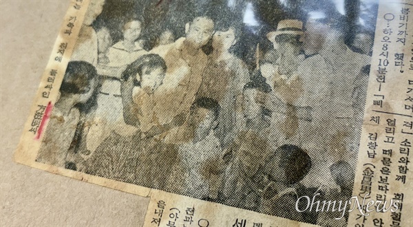  5·16 쿠데타 군의 한강 진입을 저지했다는 이유로 2년여간 옥살이를 한 방자명 중령이 1963년 8월 15일 특별사면으로 풀려나 가족들을 껴안고 있다.