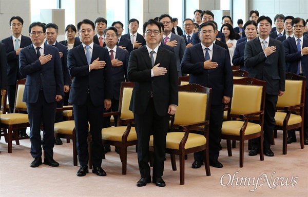 심우정 검찰총장 취임식 심우정 검찰총장(앞줄 가운데)이 19일 오전 서울 서초구 대검찰청에서 열린 취임식에서 국민의례를 하고 있다. 심 총장 왼쪽 신자용 대검 차장은 이 취임식을 끝으로 법무연수원장으로 자리를 옮기게 됐다.