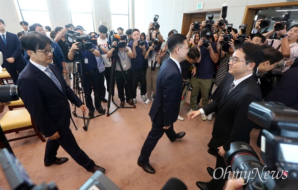 심우정 검찰총장 취임, 이창수 서울중앙지검장과 인사 심우정 검찰총장이 19일 오전 서울 서초구 대검찰청에서 열린 취임식에서 직원들과 인사를 나누고 있다. 맨 왼쪽은 이창수 서울중앙지검장.