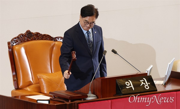  우원식 국회의장이 19일 오후 서울 여의도 국회에서 열린 본회의에서 김건희 특검법(김건희의 주가조작 사건 등의 진상규명을 위한 특별검사 임명 등에 관한 법률안)이 재석 167인 중 찬성 167인으로 가결을 선포하고 있다.