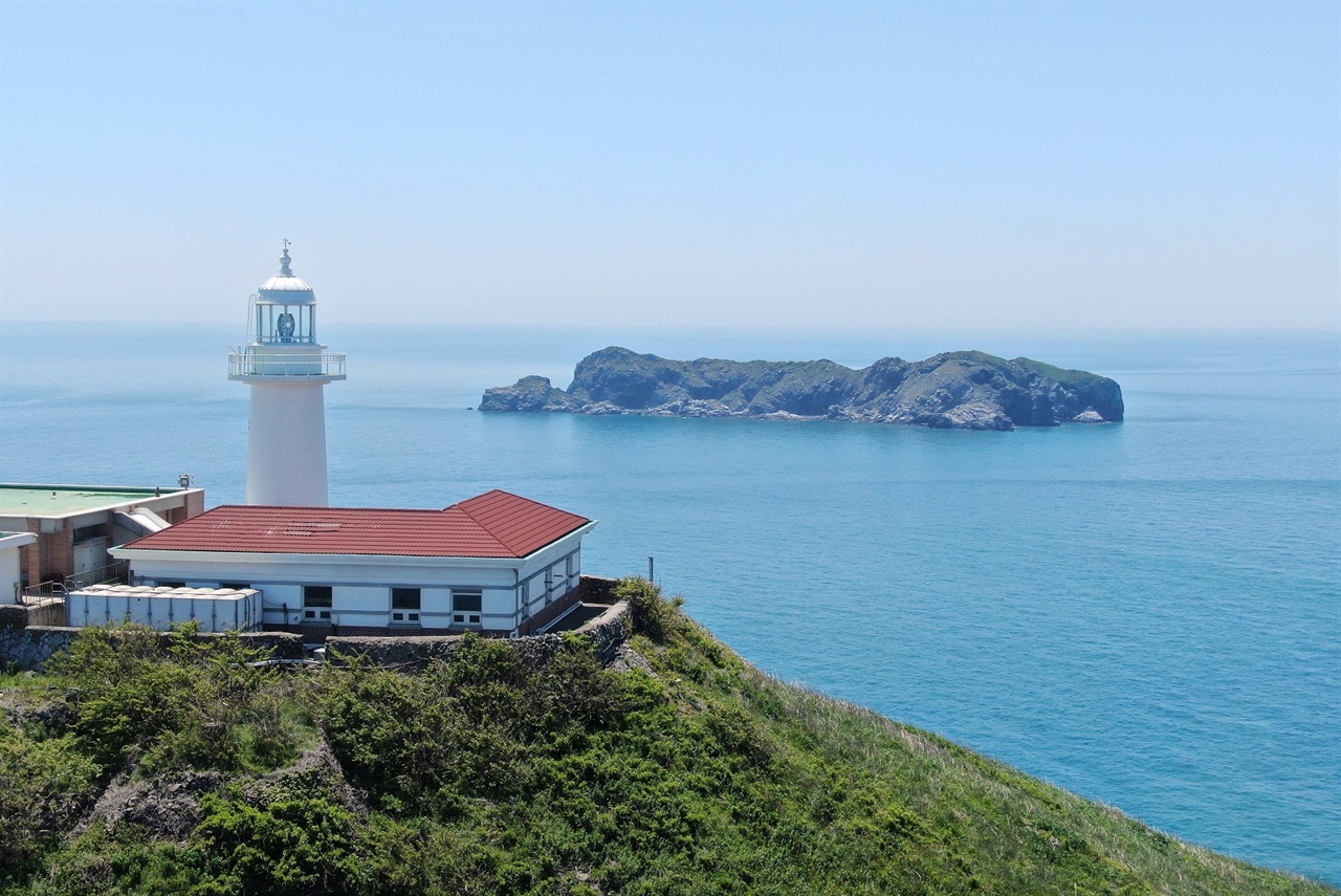 격렬비열도 북격렬비도에 세워진 ‘격렬비열도 등대’, 1994년부터 무인 등대로 운영됐으나 중국어선의 불법조업이 기승을 부리자 2015년 7월부터 등대수가 교대로 근무하고 있다.