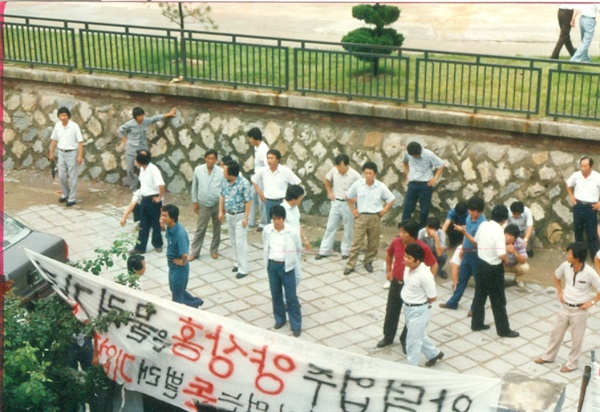 구사대 택시회사 사장들이 청주산선 정진동 목사를 면담하는 동안 구사대(택시회사 관리자)들이 밖에서 대기하는 모습