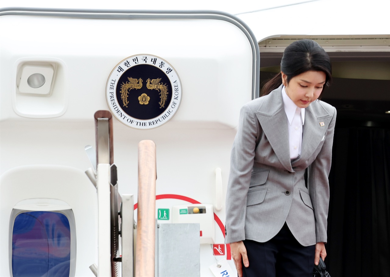  김건희 여사가 19일 성남 서울공항에서 윤석열 대통령의 체코 공식 방문에 동행하며 대통령 전용기인 공군 1호기에 올라 인사하고 있다. 2024.9.19