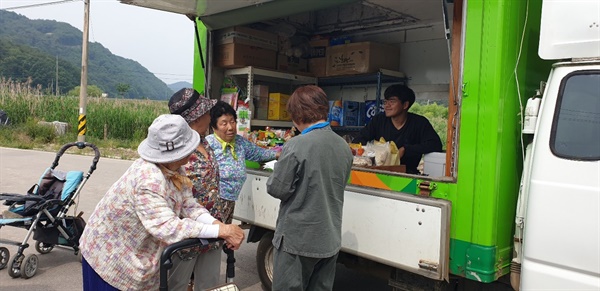  전남 영광군 모량면 동락점빵에서 물건을 사는 주민들.