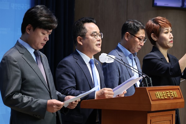  더불어민주당 민병덕·김현정(왼쪽)·김영환(오른쪽) 의원이 20일 오전 서울 여의도 국회 소통관에서 금융투자소득세를 주제로 한 정책토론회인 '금투세 디베이트' 개최 계획을 밝히고 있다. 2024.9.20