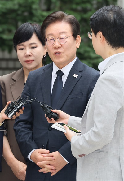  '김문기·백현동 의혹' 관련 허위 발언 혐의로 기소된 더불어민주당 이재명 대표가 20일 서울 서초구 서울중앙지법에서 열리는 공직선거법 위반 1심 결심 공판에 출석하며 취재진 질문에 답하고 있다. 2024.9.20