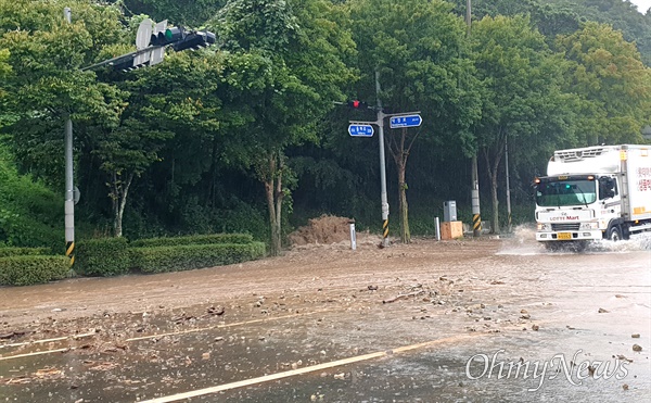  21일 오전 김해장유 김해외국어고 앞 도로에 토사가 흘러내려와 있다.