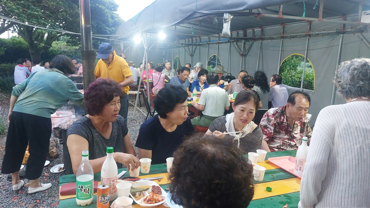  키아오라리조트에 묵는 답사관광단의 환영만찬을 위해 삼겹살 솥뚜껑구이와 숯불구이를 준비하고 있다.