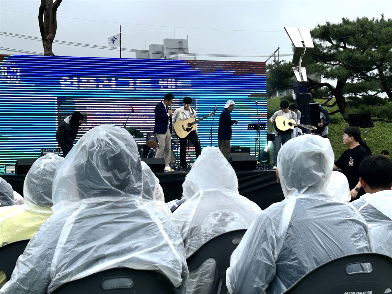  ‘로컬 뮤직 페스티벌’에는 지역 청년예술가 12개 팀이 출연해밴드와 댄스 공연 등 청년들의 끼와 열정을 선보였다.