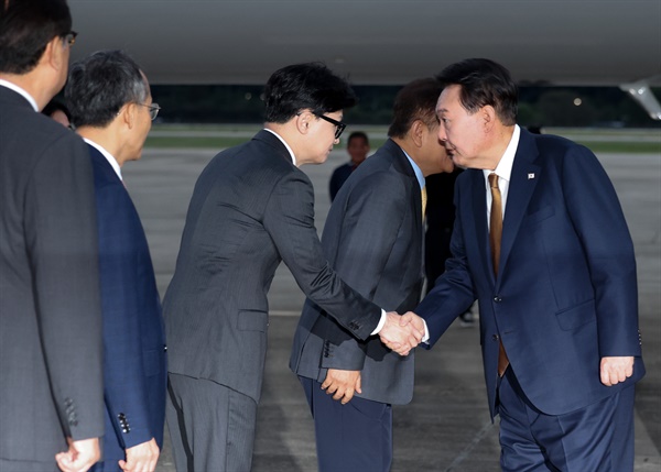 윤석열 대통령, 한동훈 국민의힘 대표와 악수 윤석열 대통령이 22일 성남 서울공항에서 체코 공식 방문을 마치고 귀국하며 마중 나온 국민의힘 한동훈 대표와 악수하고 있다. 