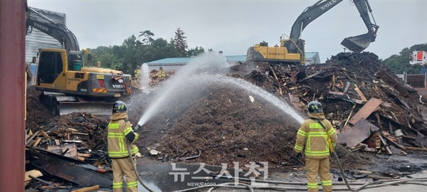  사천시 축동면 구호리 소재 한 폐목재처리업체 야적장에서 화재가 발생해 소방당국이 8시간 가까이 진화작업을 벌였다. (사진=사천소방서)