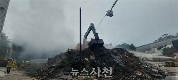  사천시 축동면 구호리 소재 한 폐목재처리업체 야적장에서 화재가 발생해 소방당국이 8시간 가까이 진화작업을 벌였다. (사진=사천소방서)