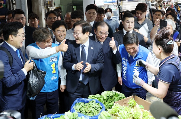 영광터미널시장 찾은 이재명 대표 이재명 더불어민주당 대표가 23일 오후 전남 영광군 영광터미널시장에서 장세일 영광군수 예비후보, 조상래 곡성군수 예비후보와 함께 상인들과 인사를 나누고 있다.
