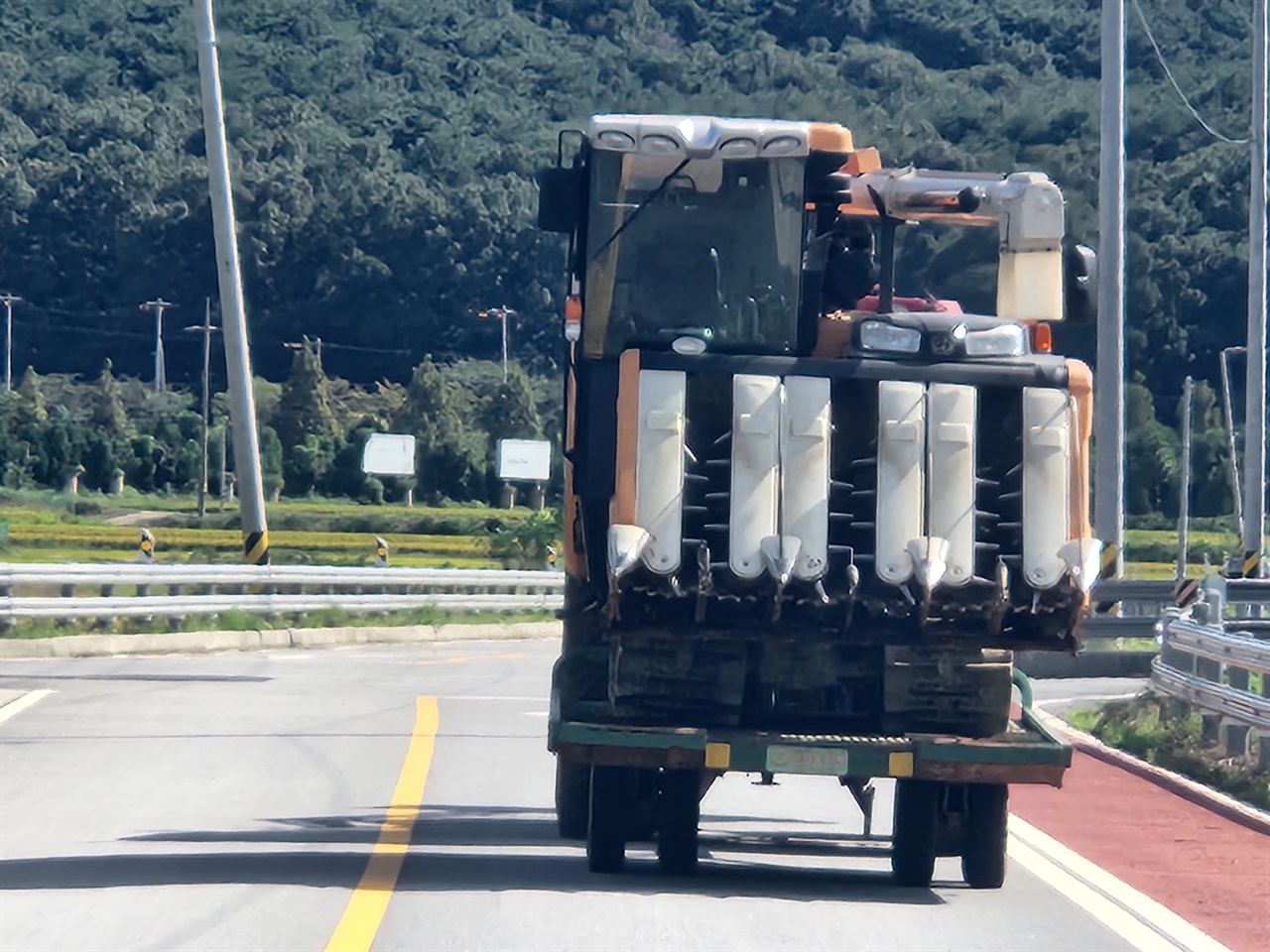  지난 23일 충남 홍성군 서부면의 한 도로. 농민 A씨가 벼를 수확하기 위해 트럭에 콤바인을 싣고 가고 있다. A씨는 트럭을 잠시 세우고 <오마이뉴스>의 인터뷰에 응했다.