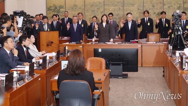  유인촌 문화체육관광부 장관과 정몽규 대한축구협회장, 홍명보 대표팀 감독, 이임생 협회 기술총괄이사, 정해성 전 국가대표 전력강화위원장, 박주호 전 전력강화위원, 이기흥 대한체육회장, 김택규 대한배드민턴협회장이 24일 오전 서울 여의도 국회 문화체육관광위원회에서 열린 전체회의에 참석해 증인 선서를 하고 있다.