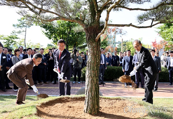  이명박 전 대통령이 24일 오전 경북도청에서 화공 특강을 마친 후 도청 앞마당에서 기념식수를 하고 있다.