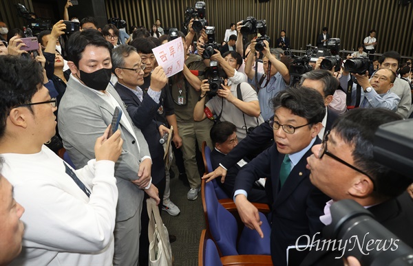  정의정 한국주식투자자연합회 대표와 개인투자자들이 24일 오전 서울 여의도 국회에서 ‘행복하고 정의로운 대한민국, 금융투자소득세 시행은 어떻게?' 주제로 열린 더불어민주당 정책 디베이트(토론회)를 찾아 방청을 요구하며 항의하고 있다.