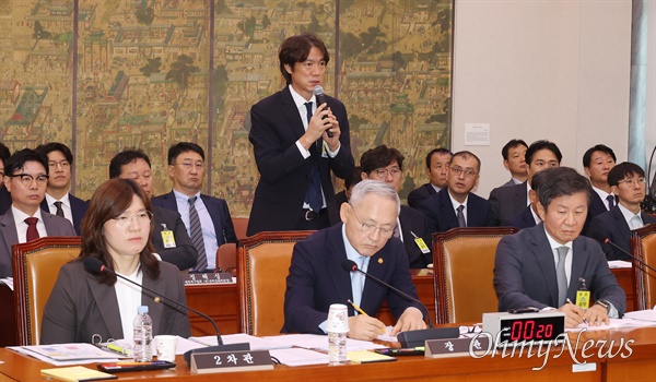  홍명보 남자 축구대표팀 감독이 24일 오전 서울 여의도 국회 문화체육관광위원회에서 열린 전체회의에 증인으로 출석해 의원들의 질의에 답변하고 있다.
