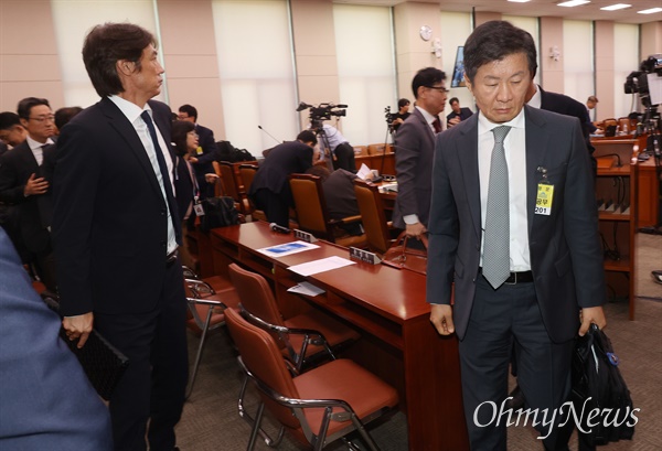  정몽규 대한축구협회장과 홍명보 남자 축구대표팀 감독이 24일 오전 서울 여의도 국회 문화체육관광위원회에서 열린 전체회의에 증인으로 출석한 뒤 회의장을 나서고 있다.