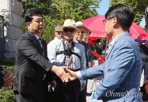 수심위 앞둔 최재영 목사, 류재율 변호사와 악수 최재영 목사 측 류재율 변호사가 24일 오후 서울 서초구 대검찰청에서 열리는 '최재영 목사 검찰수사심의위원회'에 입장하기에 앞서 최재영 목사와 악수를 나누고 있다.