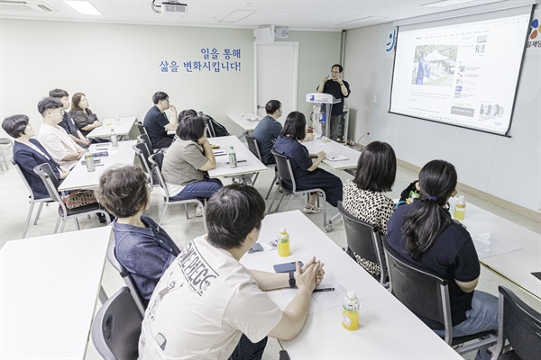  밀알복지재단 굿윌스토어와 CJ제일제당이 손잡고 발달장애인의 사회 참여를 확대하기 위한 미디어 교육 사업을 추진한다. 프로젝트 주관사로 참여한 휴먼에이드가 교육을 맡았다. 사진은 김동현 휴먼에이드 대표가 지난 21일 오후 굿윌스토어 밀알도봉점에서 발달장애인 직원들을 대상으로 미디어 교육을 하고 있는 모습. 