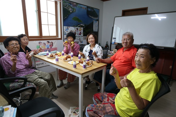  충북 옥천 안남면 종배리 한글교실 수업 현장. 