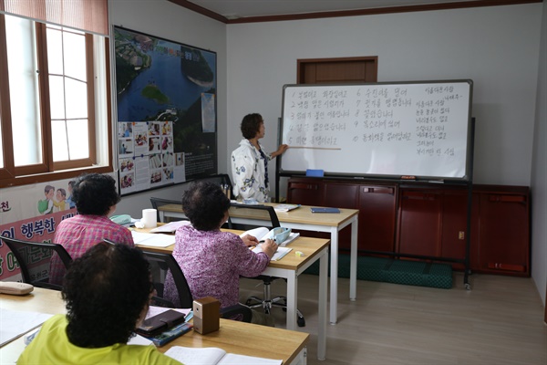  충북 옥천 안남면 종배리 한글교실 수업 현장. 