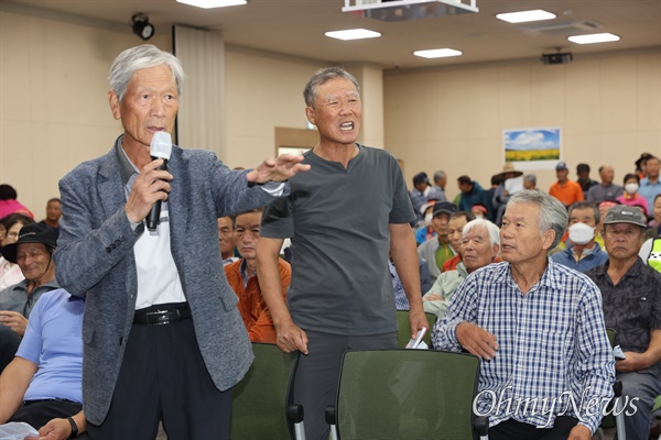  24일 오전 경북 의성군 비안면 비안만세센터에서 열린 TK신공항 민항 전략환경영향평가 주민설명회가 시작되자마자 주민들이 강하게 항의하고 있다.