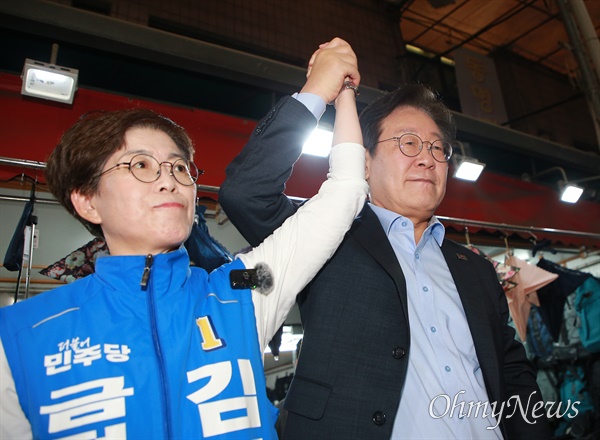  24일 이재명 더불어민주당 대표가 부산시 금정구 서동미로시장을 찾아 김경지 금정구청장 보궐선거 예비후보 지원전에 나섰다. 