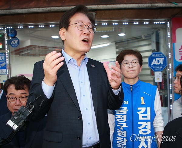  24일 이재명 더불어민주당 대표가 부산시 금정구 서동미로시장을 찾아 김경지 금정구청장 보궐선거 예비후보 지원전에 나섰다. 생목으로 김 예비후보 지지 유세를 펼치고 있는 이 대표.