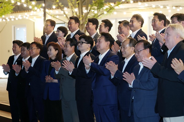  윤석열 대통령이 24일 서울 용산 대통령실 앞 분수정원에서 열린 국민의힘 지도부 초청 만찬 뒤 한동훈 대표, 추경호 원내대표 등 국민의힘 지도부, 대통령실 참모진과 함께 기념 촬영을 하고 있다.