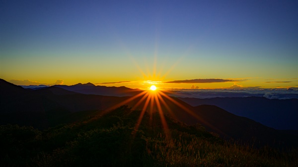  지리산 노고단에서 보이는 일출