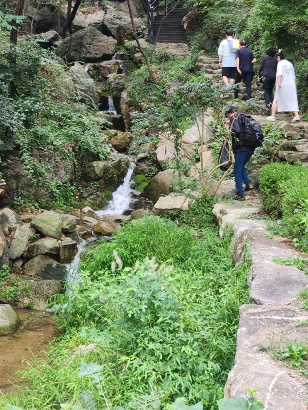  수성동계곡의 물이 작은 폭포가 되어 흐른다.