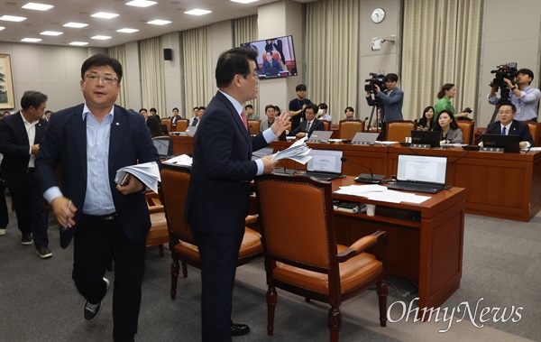  국회 운영위원회 국민의힘 배준영 간사와 소속 의원들이 25일 오전 서울 여의도 국회에서 열린 운영위원회 전체회의에서 대통령의 재의요구 권한 행사에 관한 특별법안 처리에 항의하며 회의장을 퇴장하고 있다.