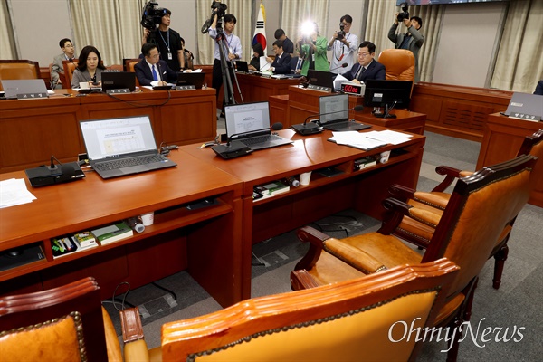  박찬대 국회 운영위원회 위원장이 25일 오전 서울 여의도 국회에서 열린 운영위원회 전체회의에서 대통령의 재의요구 권한 행사에 관한 특별법안, 국회에서의 증언·감정 등에 관한 법률 일부개정법률안 등을 상정하고 있다. 이날 국민의힘 소속 의원들은 야당이 일방적으로 법안을 상정했다고 항의하며 회의장을 퇴장했다.