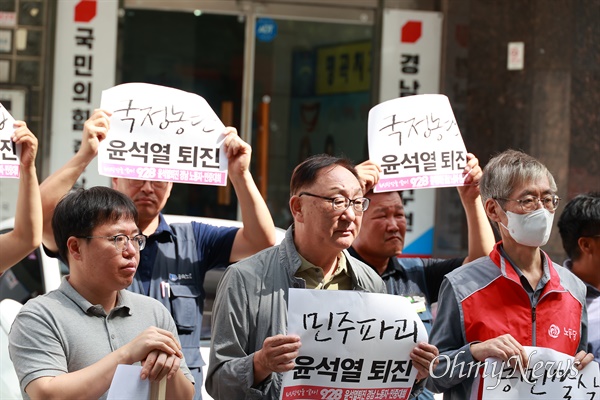  경남노동자.민중대회(준)은 25일 오전 국민의힘 경남도당 앞에서 “윤석열 퇴진 노동자-민중대회”를 선포했다.