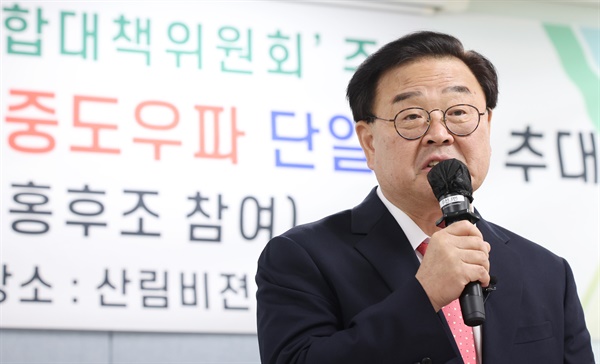  10월 16일 서울시교육감 보궐선거에 중도우파 단일 후보로 추대된 조전혁 전 한나라당 의원이 9월 25일 오전 서울 여의도 산림비전센터에서 열린 서울시교육감중도우파후보단일화통합대책위원회(통대위) 기자회견에서 소감과 포부를 밝히고 있다.