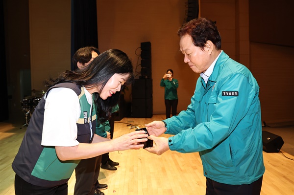  25일 오후 경남도청 대강당에서 열린 ‘제49주년 민방위대 창설기념식’