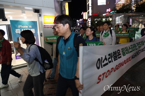  대구지역 28개 단체로 구성된 '팔레스타인 평화를 위한 대구경북 긴급행동'은 25일 오후 대구 한일극장 앞에서 집회를 갖고 시민들에게 전쟁 종식을 호소하며 거리행진을 벌였다.